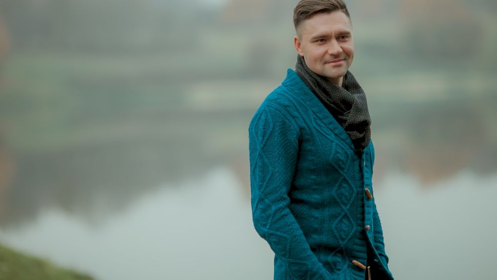 Pulovere pentru bărbați - cum să le porți zilnic? Cu ce haine se potrivesc bine?