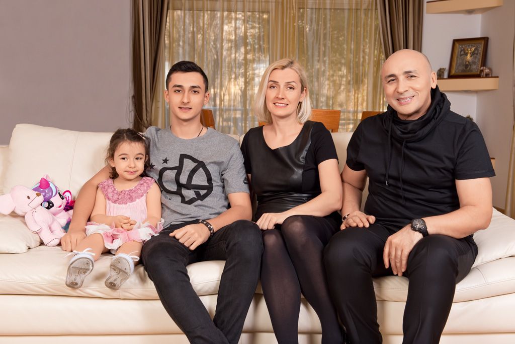 Marcel Pavel alături de soţia Violeta şi cei doi copii ai cuplului. Sursa foto: Facebook
