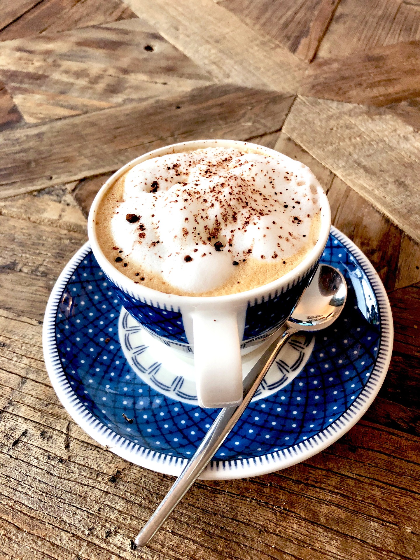 Cafea cu frişcă şi scorţişoară, pentru pofticioşi. Sursa foto: Pixabay