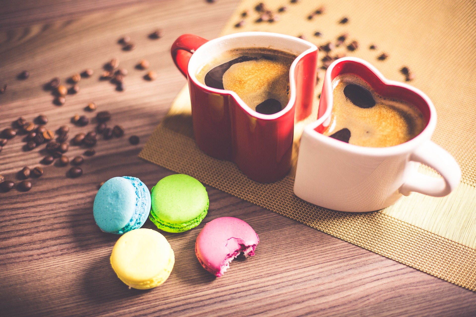 Cafea şi macaroons, în două căni deosebite, în formă de inimioară, deosebite pentru Ziua Îndrăgostiţilor. Sursa foto: Pixabay