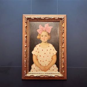 Fetiţa cu fundiţă roz