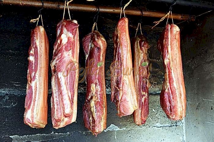 Afumarea carnii de porc: Metode, esente de lemn si sfaturi practice