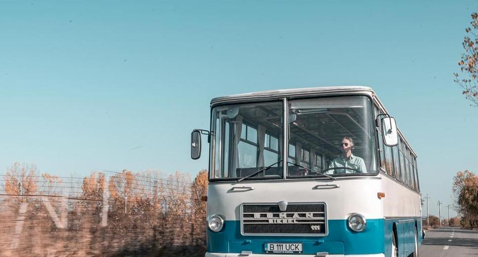Un bucureștean a salvat de la fier vechi ultimul autobuz Roman Diesel din România. Acum merge în turnee cu el • Știri București