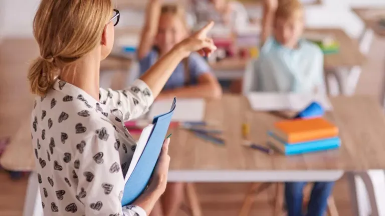 Devine interzis în toate școlile din 2025. Ce nu mai au voie profesorii să facă, schimbare majoră în România