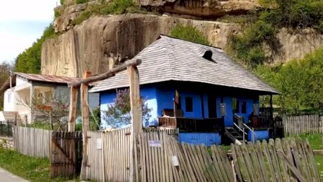 Unde se află casa din România care are propria cascadă în curte. Este vizitată anual de mii de turiști (VIDEO)
