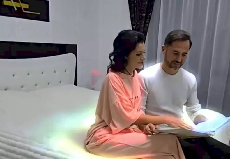 Cum arată dormitorul lui Dinu Maxer și al Magdalenei Chihaia. În cameră au o prețioasă amintire de când s-au logodit