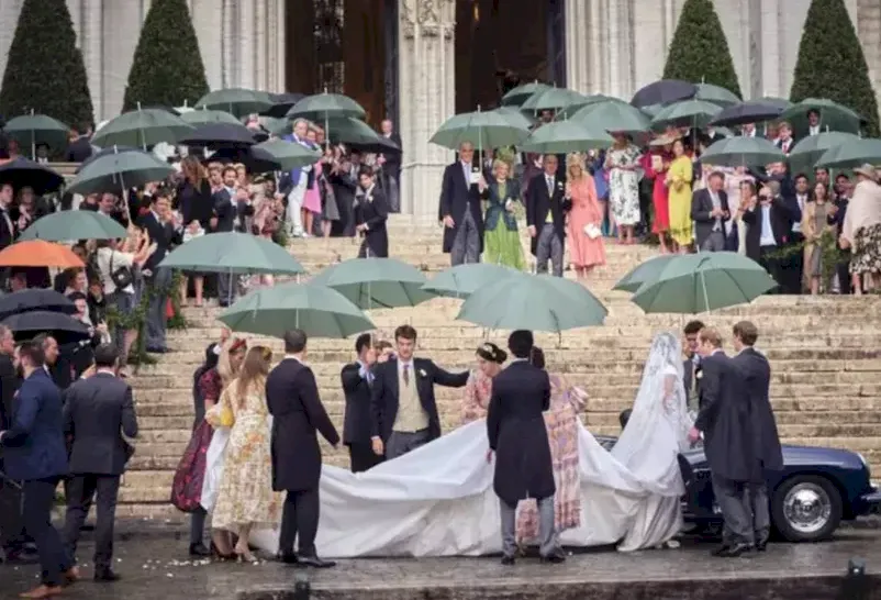 Nuntă în familia regală a Belgiei. Mireasa, prinţesa Maria Laura, a purtat o rochie mini de la Gucci