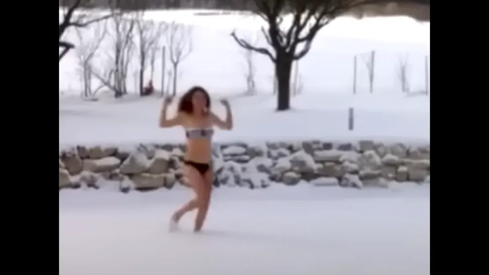 Cristela Georgescu, imagini geniale: a ieșit în costum de baie, în zăpadă. FOTO