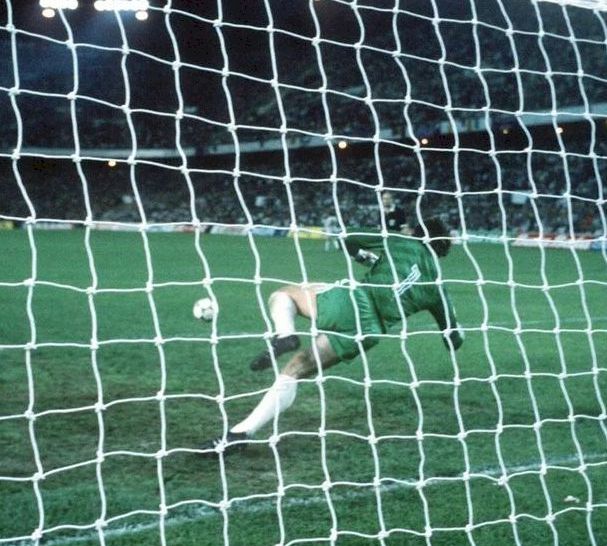 Ziarul de casă al Barcelonei, echipă căreia Helmuth Duckadam i-a refuzat primul trofeu de Cupa Campionilor, omagiu pentru fostul portar