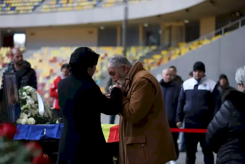 Imaginile durerii cu mama, soția și fiica lui Helmut Duckadam, la priveghiul legendarului fotbalist. Ion Țiriac i-a pupat mâna văduvei îndurerate