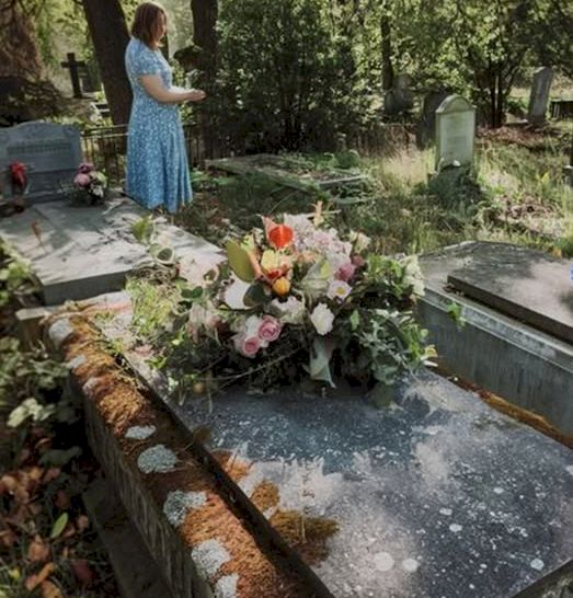 Femeia duce flori la mormântul soțului și este confuză când vede o altă femeie că le aruncă