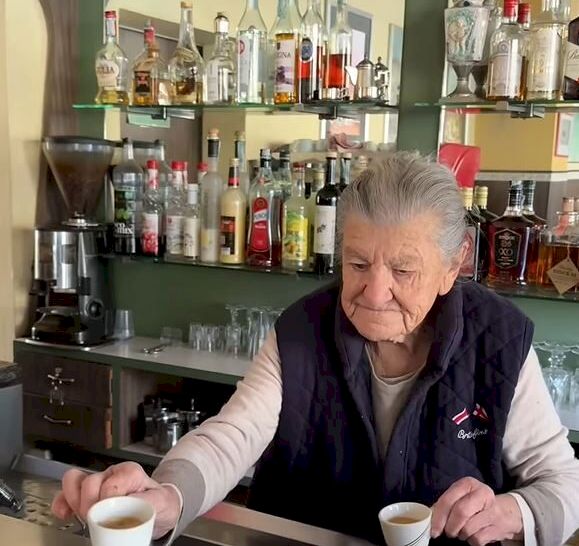 La 100 de ani, bunica Anna lucrează barista în propria cafenea. Care este secretul longevității sale
