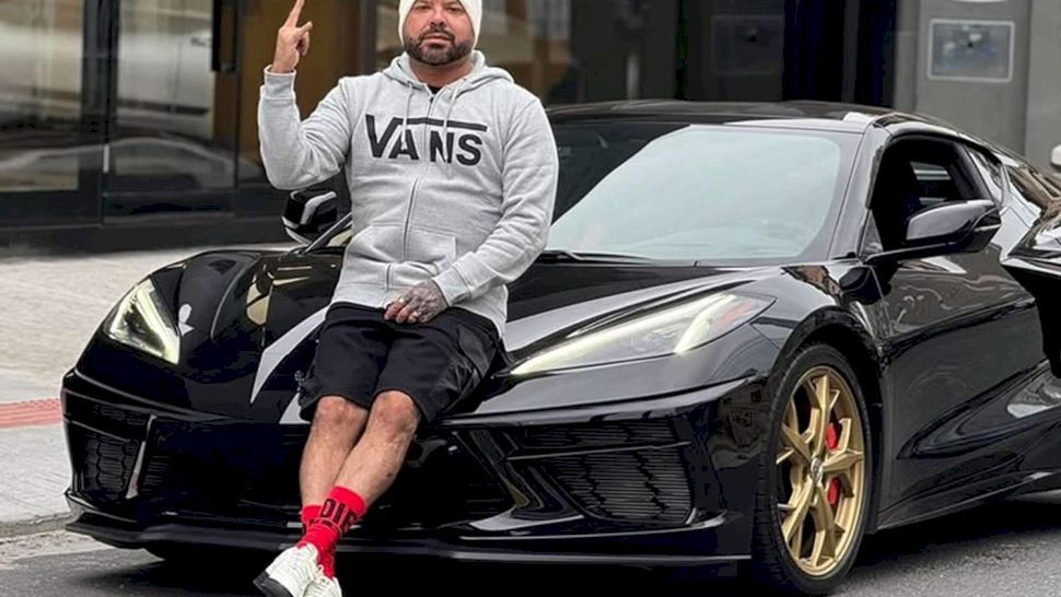 Un influencer a murit după ce a început procedura de a-și face un tatuaj complet pe spate