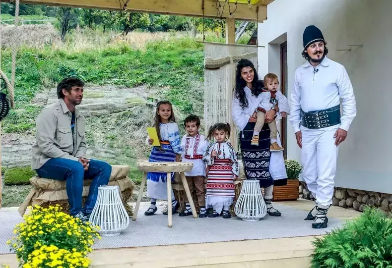 Imagini dureroase de la înmormântarea Ilinei Pârvu, mama care a murit la 35 de ani și a lăsat în urmă șase copii. La Schitul Brătășești, zeci de oameni au plâns și s-au rugat pentru ea