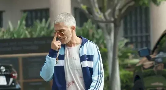 A fost unul dintre cei mai șarmanți actori de la Hollywood, dar acum a ajuns de nerecunoscut. Ghicești cine e? Superstarul are 58 de ani
