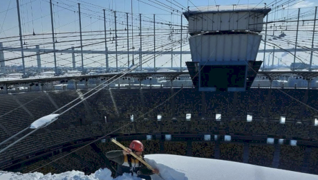 Imagini incredibile pe Arena Națională, înainte de FCSB – PAOK: alpiniștii utilitari, chemați să curețe zăpada de pe acoperiș