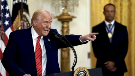 Donald Trump, lovit de un jurnalist cu microfonul! Cum a reacționat INSTANT președintele Americii? Video VIRAL