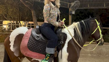 Loredana Groza șochează din nou! După ce s-a sărutat cu un tânăr de 19 ani, artista a trecut la un alt nivel: s-a sărutat cu un cal