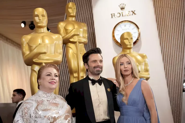 Sebastian Stan, cu mama și cu iubita, la Premiile Oscar. Ce ținute superbe au purtat Georgeta Orlovschi și Annabelle Wallis