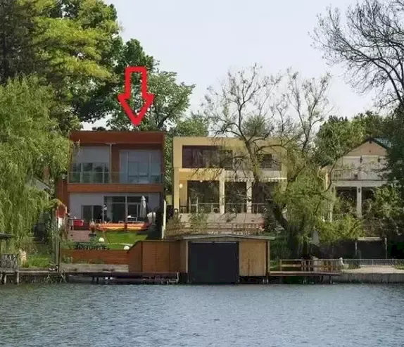 Cum arată casa în care locuiește Andreea Esca. Imagini cu vila din Snagov a vedetei de la PRO TV