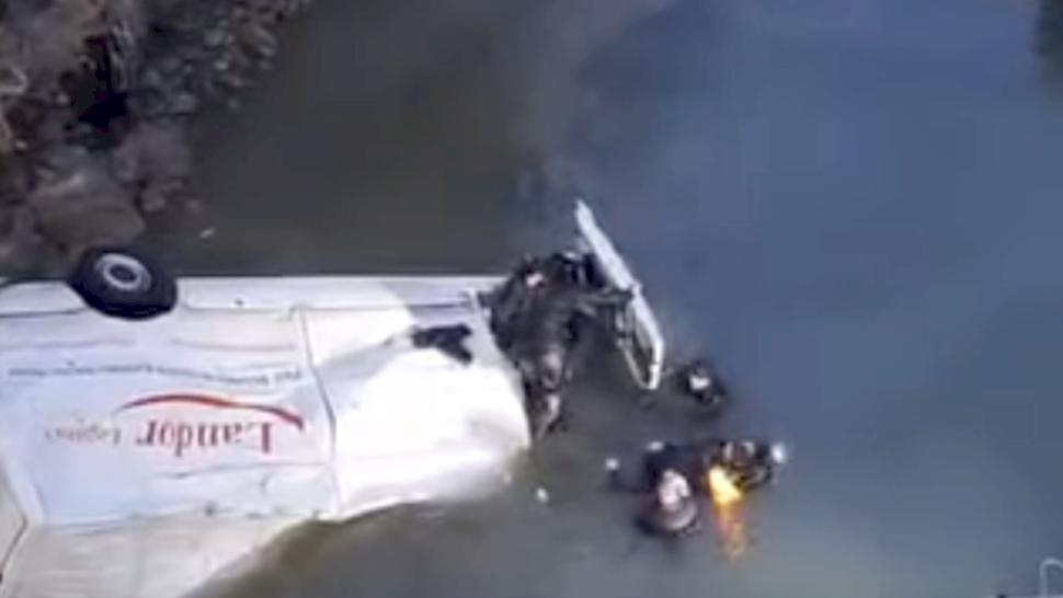 UPDATE: Ce a făcut șoferul cu câteva secunde înainte de accident. Microbuzul a căzut în Dunăre a fost ancorat