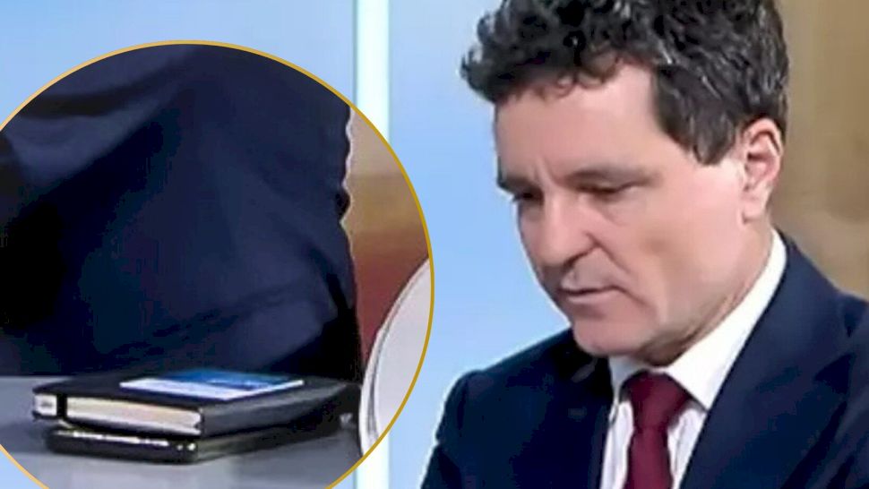 Ce detaliu a fost observat de către telespectatorii PRO TV pe telefonul lui Nicușor Dan, în timpul interviului cu Andreea Esca