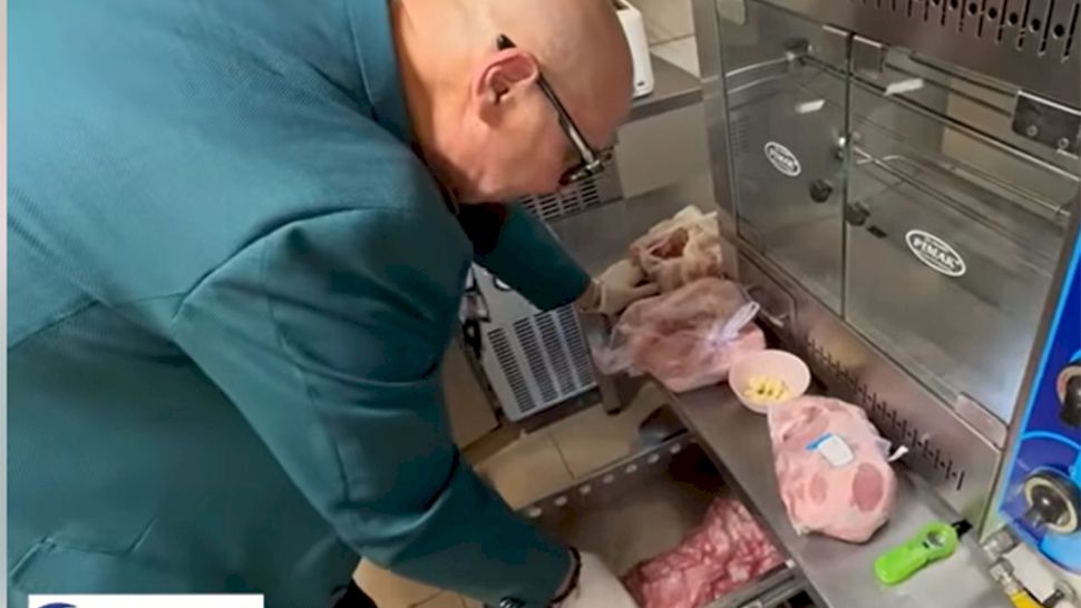 Piedone a rămas fără cuvinte. Unde și-au lăsat ciorapii murdari angajații unui restaurant bucureștean. Șeful ANPC a închis imediat localul