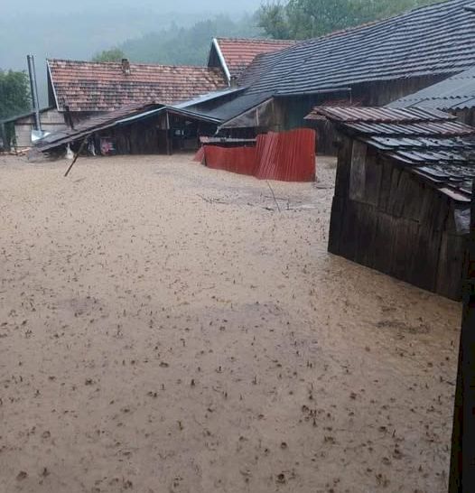 România, înghițită de ape! Vijeliile au făcut prăpăd: Oameni evacuați, case distruse și pene de curent.Ce va urma