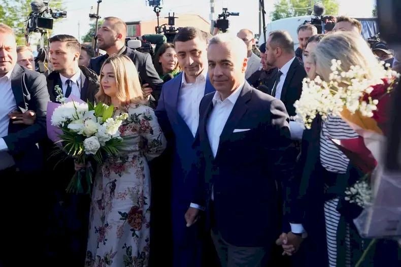 Alegeri prezidențiale 2025. George Simion a votat alături de Călin Georgescu. Cum au apărut alături de soțiile lor