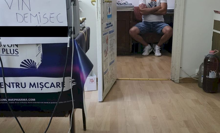NU E BANC! Marius Atanasiu, un medic de familie din Dâmbovița, vinde vin vărsat chiar în cabinet. Care este oferta de nerefuzat