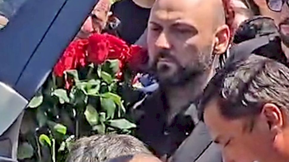 Alex Marcu, ultimul gest romantic pentru Teodora, în ziua înmormântării! Toți s-au uitat muți la el