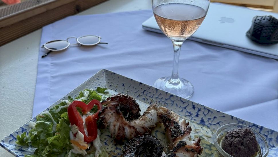 Cât a plătit un turist român pentru această porție minusculă de caracatiță, în Thasos. Nu și-a potolit foamea, așa că și-a luat și un burger