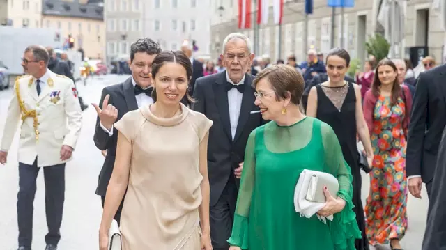 Cum au apărut Mirabela Grădinaru și Nicușor Dan la un spectacol de operă, în Salzburg: rochie de Oscar și costum cu papion