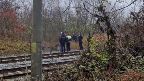 Misterul morții tinerei din Bacău, găsită lângă calea ferată, a fost elucidat. Cum a decedat, de fapt, și cine i-a mutat trupul