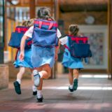 O fată de 12 ani a murit după ce profesoara a obligat-o să facă 100 de genuflexiuni, drept pedeapsă pentru că a întârziat. Ce a pățit seara micuța