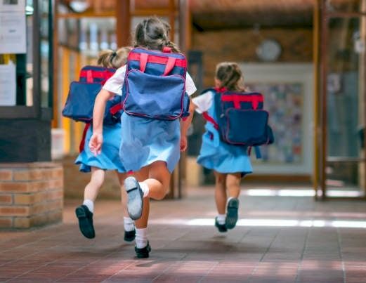 O fată de 12 ani a murit după ce profesoara a obligat-o să facă 100 de genuflexiuni, drept pedeapsă pentru că a întârziat. Ce a pățit seara micuța