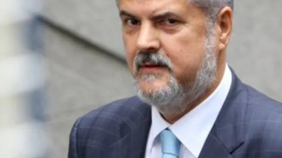 Din păcate e vorba de Adrian Năstase! Operat de urgență