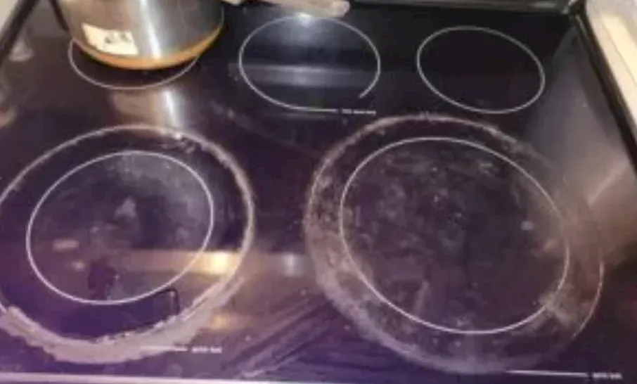 Trucul bunicii care face minuni: metoda simplă și naturală pentru curățarea cuptorului, fără chimicale și fără frecare