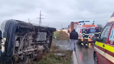 Un microbuz plin cu pasageri s-a răsturnat în județul Constanța. Răniții au fost transportați la spital