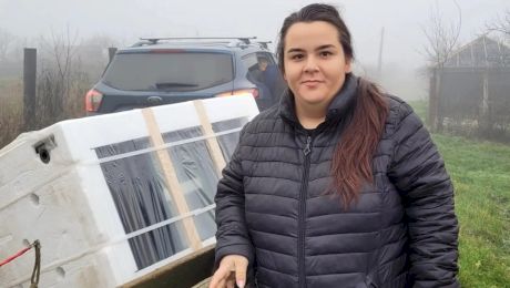 Tânăra care gătește sute de porții de mâncare pentru copii și bătrâni. Ce a împins-o să facă un asemenea gest