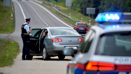 Mașină cu numere românești, oprită în Austria. Polițiștii, bulversați: nu era nimeni la volan