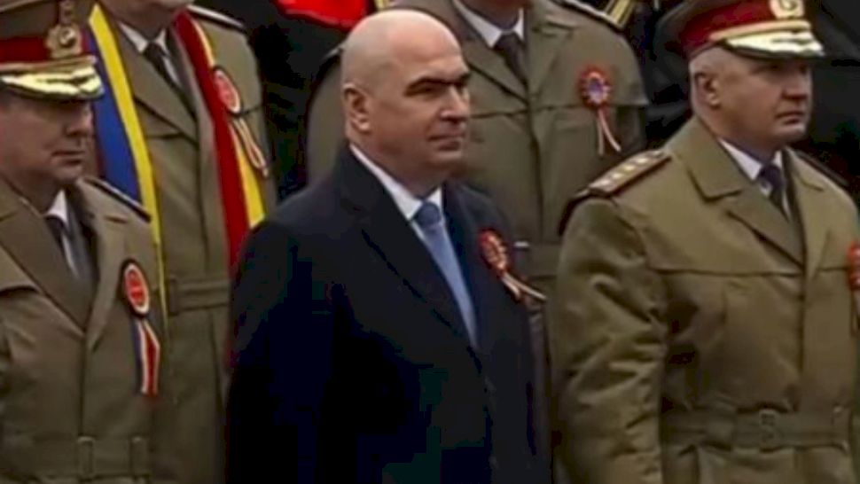 ULUITOR!Ce i s-a întâmplat premierului Ilie Bolojan la parada de la Alba Iulia. Așa ceva nu se poate, e îngrozitor