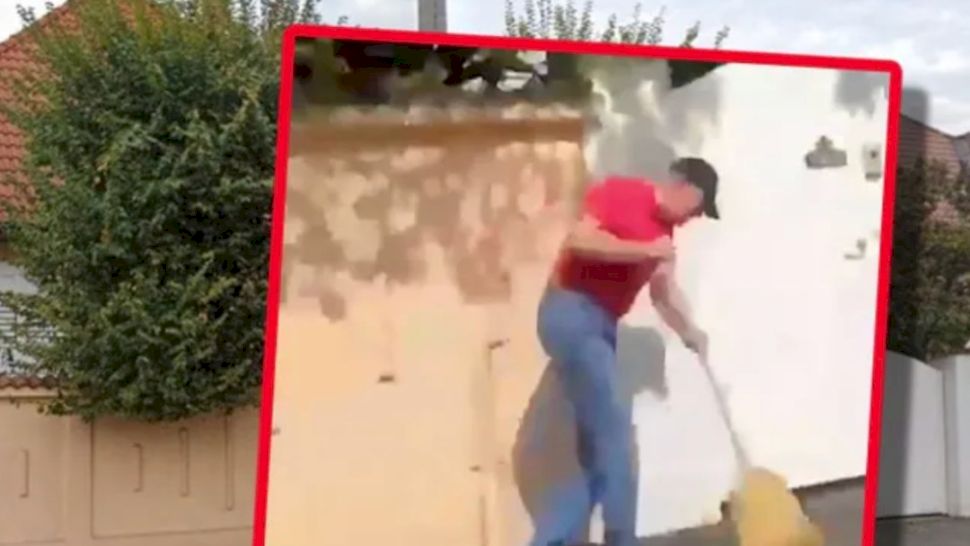 Ce făcea Klaus Iohannis în timp ce se defila la parada de 1 Decembrie. Fostul președinte și-a bătut joc de invitație