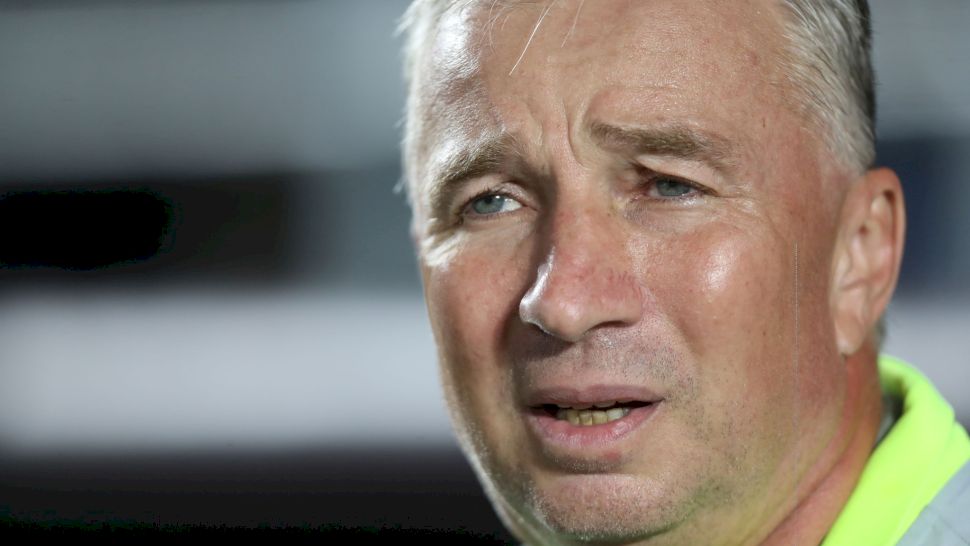 Ce se întâmplă cu Dan Petrescu. Antrenorul a slăbit 30 de kg în urma unor probleme de sănătate. Fiicele lui au venit din străinătate să îi fie aproape