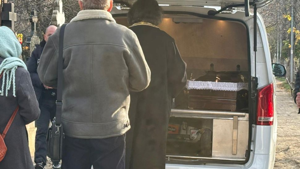 O mână de oameni la ceremonia de reînmormântare a Rodicăi Stănoiu. Primele imagini