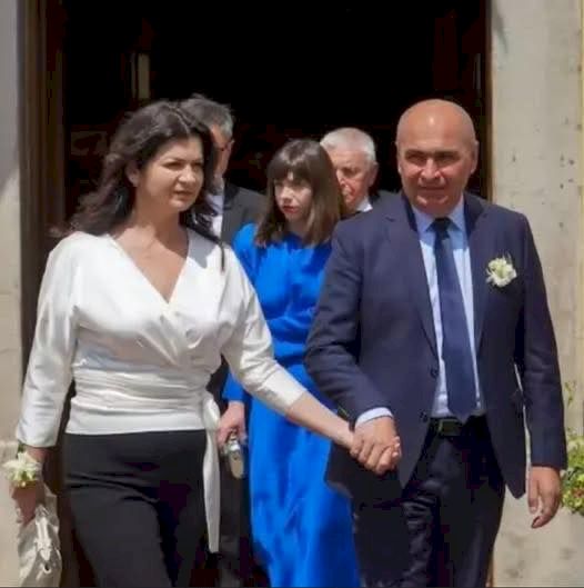 Ilie Bolojan s-a căsătorit în secret cu partenera sa, Ioana. Purtătoarea de cuvânt a Guvernului l-a dat de gol: „Nu este partenera, ci soția primului ministru”
