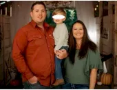 Un copil de 2 ani a fost găsit lângă părinții săi decedați. Micuțul îi ținea în brațe, neștiind că aceștia au fost uciși