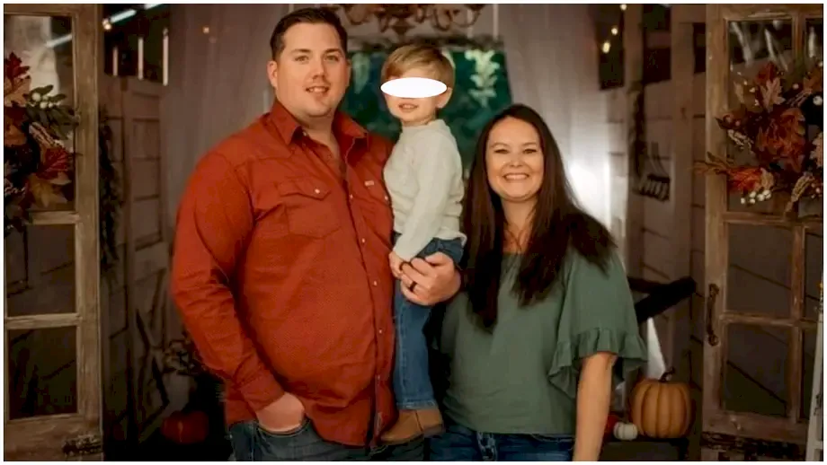 Un copil de 2 ani a fost găsit lângă părinții săi decedați. Micuțul îi ținea în brațe, neștiind că aceștia au fost uciși