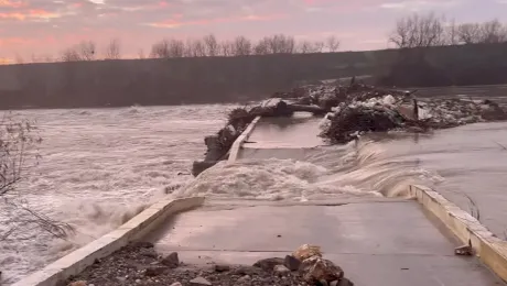 VIDEO S-a rupt un pod peste Argeș, la 20 de km de București, după golirea barajului Mihăileşti. Anunțul autorităților