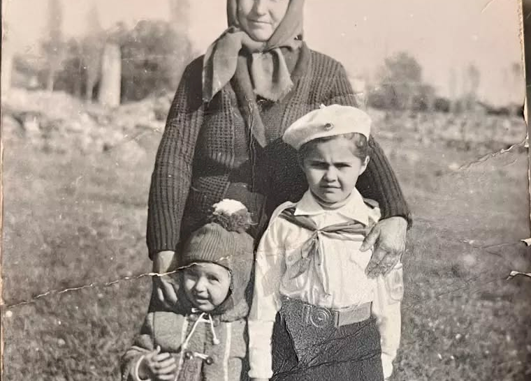 La multi ani, doamna draga!!! O recunosti pe fetita cu bereta din fotografie?